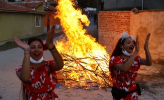 Romanlar Kakava'yı evlerinin önünde ateş yakıp dans ederek kutladı