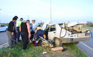Sakarya'da direğe çarparak 60 metre savrulan otomobilin sürücüsünü emniyet kemeri kurtardı