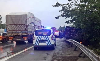 Sakarya'da kamyonla hafif ticari araç çarpıştı: 3 yaralı