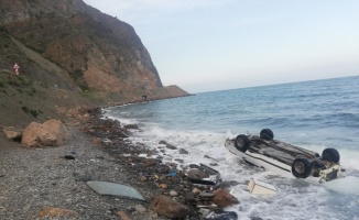 Denize devrilen otomobildeki 5 kişi yaralandı