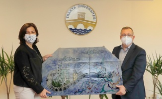 TÜ Rektörü Prof. Dr. Erhan Tabakoğlu'na öğrencilerce hazırlanan çini tablo hediye edildi
