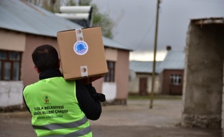 Tuzla Belediyesi Çaldıran'da yaşayan ihtiyaç sahibi ailelere gıda yardımı yaptı