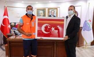 Yalova Belediye Başkan Vekili Tutuk, çöpteki Türk bayrağına sahip çıkan personeli ağırladı