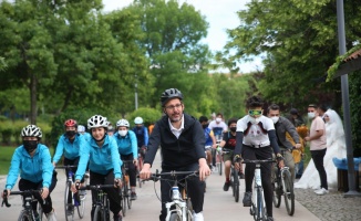 Bakan Kasapoğlu, Dünya Bisiklet Günü'nde gençlerle bisiklet sürdü