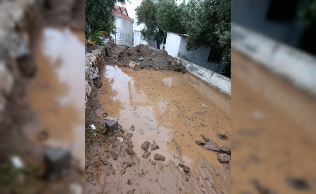 Balıkesir'in Marmara ilçesinde sağanak ve fırtına hayatı olumsuz etkiledi