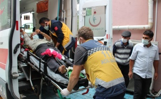 Bayramiç'te kiraz toplarken ağaçtan düşen kişi yaralandı