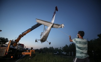 Bursa'da meyve bahçesine acil iniş yapan eğitim uçağı vinçle kaldırıldı