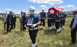 Bursa'da silahının kazara ateş alması sonucu vefat eden polis memuru Kars'ta toprağa verildi