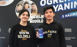 Bursa'da üniversite sınavına hazırlanan öğrencilere 300 bin soruluk çevrim içi uygulama desteği