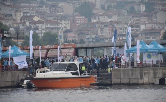 Çevre ve Şehircilik Bakanı Murat Kurum, 1500'ün üzerinde personel, 72 tekne ve karadan temizleme ekipmanlarıyla bugüne kadar 5 bin 306 metreküp müsilaj topladıklarını bildirdi.