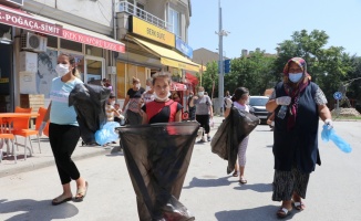 Edirne'de bir mahallenin sakinleri davul zurna eşliğinde temizlik yaptı