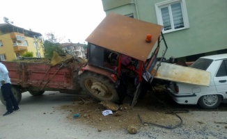 Freni boşalan traktör bahçe duvarı ve otomobile çarptı: 2 yaralı