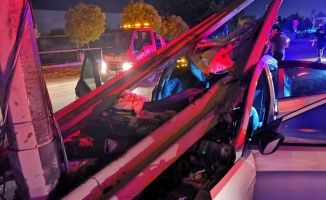 GÜNCELLEME - Kocaeli'de otomobil bariyerlere çarptı: 1 ölü, 2 yaralı