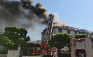 İnegöl'de öğrenci yurdunun çatısında çıkan yangın söndürüldü