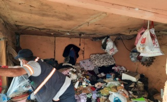 Kocaeli'de bir evden 2 kamyon çöp çıkarıldı