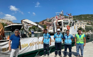 Marmara Adası sahilindeki müsilaj temizleniyor