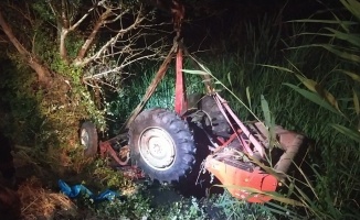 Sakarya'da devrilen traktörün altında kalan kişi yaşamını yitirdi