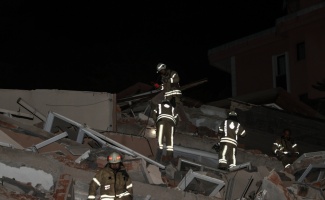 Sarıyer'de 11 katlı boş bina çöktü, park halindeki 3 otomobil hasar gördü