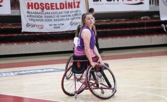 Tekerlekli sandalye basketbolunda kadın sporcularla mücadele ediyorlar