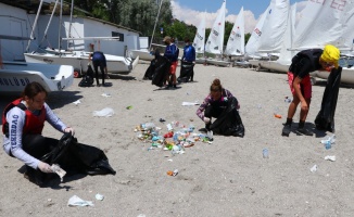 Tekirdağ'da yelkenciler çevre temizliğine dikkat çekmek için çöp topladı