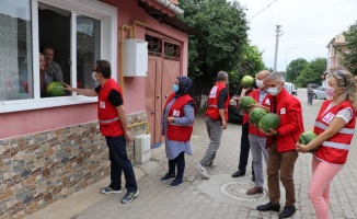 Türk Kızılay üreticilere destek için iş adamlarının yardımıyla aldığı 16,5 ton karpuzu Edirne'de dağıttı