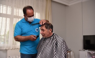 Tuzla'da dezavantajlı vatandaşlara evde ücretsiz tıraş hizmeti sürdürülüyor