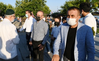 AK Parti Grup Başkanvekili Turan, bayram namazını Lapseki'de kıldı: