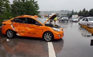 Anadolu Otoyolu'nda kamyonla ticari taksi çarpıştı: 6 yaralı