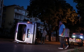 Bursa'da 2 hafif ticari aracın çarpıştığı kazada 3 kişi yaralandı