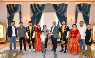 Bursa'da eğitim gören Azerbaycanlı öğrencilere Karabağ toprağı jesti