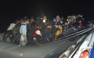 Çanakkale açıklarında geri itilen 43 düzensiz göçmenin kurtarılması kameralara yansıdı