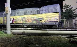 Edirne'de fırtına nedeniyle “arabalı tren“ vagonlarının üzerine elektrik direkleri devrildi