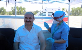 Edirne Valisi Canalp, 3. doz aşısını gurbetçiler için kurulan sınırdaki Mobil Aşı Merkezi'nde oldu