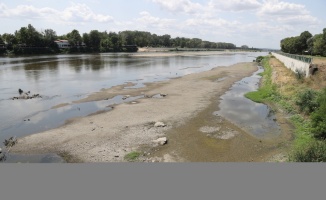 Edirne'de su seviyesi düşen nehirlerde adacıklar oluştu, yosunlar yüzeye çıktı