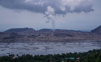 Filipinler'deki Taal Yanardağı'dan gökyüzüne duman bulutları yükseldi