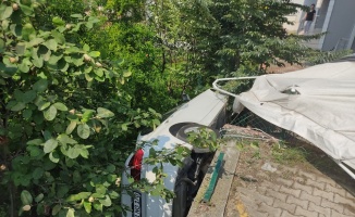 Kocaeli'de sürücüsünün fren yerine gaza bastığı otomobil bahçeye devrildi: 4 yaralı