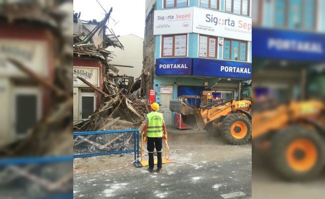 Mudanya'da kullanılmayan ahşap bina çöktü
