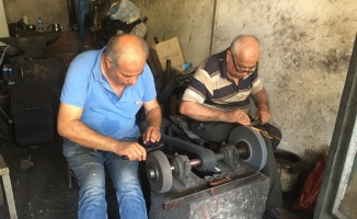 Osmaneli'nde Kurban Bayramı öncesi bıçakçılar yoğun mesai yapıyor
