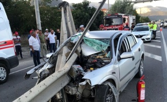 Sakarya'da bariyerlere saplanan otomobilin sürücüsü yaralandı