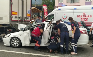 Sakarya'da otomobil tıra çarptı: 5 yaralı
