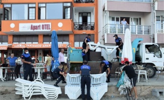 Süleymanpaşa'da plajda izinsiz kiralanan şezlonglar toplandı