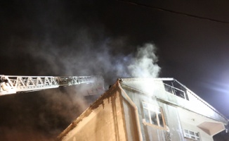 Sultanbeyli'de çatı yangını