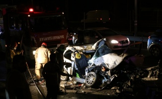 Zeytinburnu'nda otomobil hafriyat kamyonuna çarptı: 1 ölü, 1 yaralı