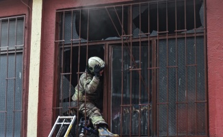 Zeytinburnu'nda yangın çıkan atölyenin bulunduğu binada mahsur kalanlar itfaiye ekiplerince kurtarıldı