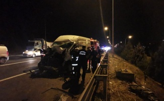 Anadolu Otoyolu bağlantı yolunda panelvan sürücüsünün yaralandığı kaza ulaşımı aksattı