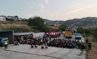 Balıkesir'de yurda yasa dışı giren 180 yabancı uyruklu kamyon kasalarında yakalandı