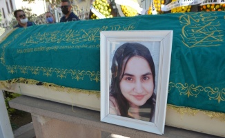 Balıkesir'deki otobüs kazasında hayatını kaybeden tıp fakültesi öğrencisinin cenazesi defnedildi