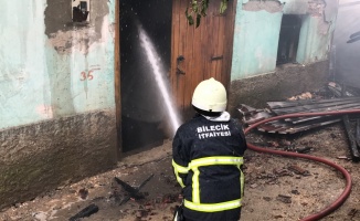 Bilecik'in Gülümbe köyünde çıkan yangında 2 ev, ahır ve samanlık hasar gördü
