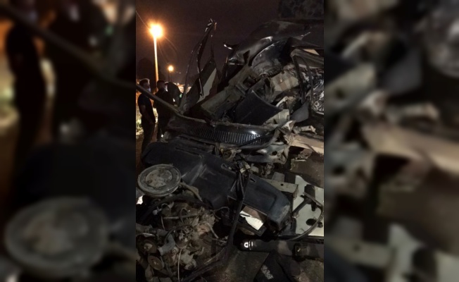 Bursa'da beton direğe çarpan otomobilin sürücüsü öldü