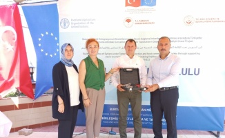 Bursa'da FAO Uygulamalı Çiftçi Okulu faydalanıcılarına şarjlı budama makası verildi